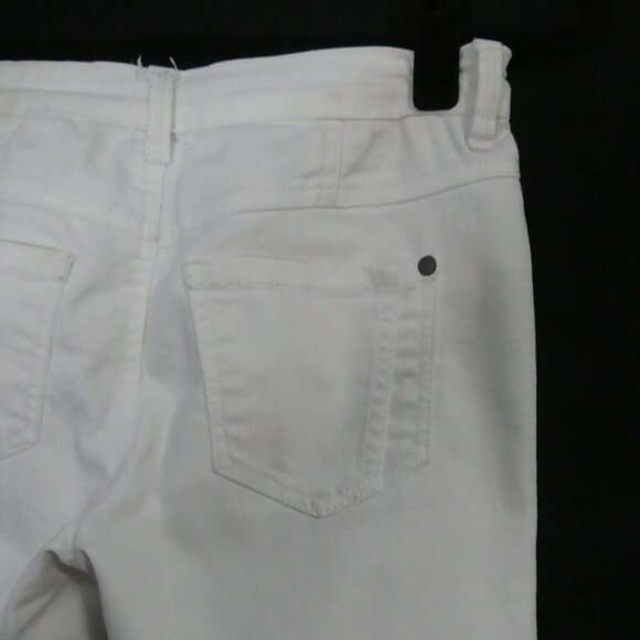 SUKO JEANS | size 4 | Classic White Cropped Capris - Picture 12 of 16